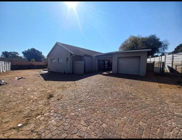 5 BEDROOM HOUSE FOR SALE IN LYTTELTON MANOR